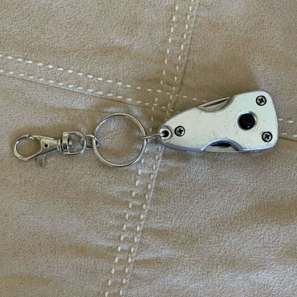 GMC ACADIA Utility & Flashlight Keychain - Picture 2 of 5